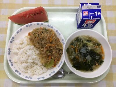 小玉スイカは千葉県銚子市産「姫まくら」です。