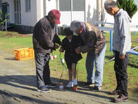 空き缶ぽっくりにけん玉遊び