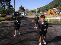 空き缶ぽっくりにけん玉遊び