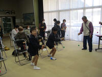 空き缶ぽっくりにけん玉遊び