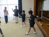 空き缶ぽっくりにけん玉遊び