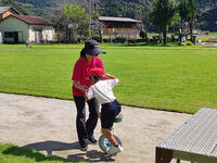 昼休み、1年生の一輪車練習