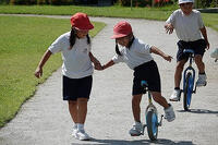 昼休み、1年生の一輪車練習