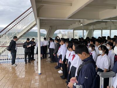 船での生活の感謝を伝えるために下船式が行われました。これから1日観光の予定です。