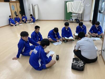 4組男子の作戦会議でしょうか。