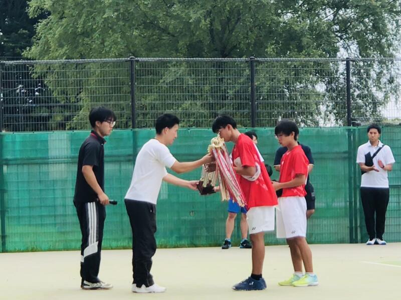 表彰式の様子です！全員で掴み取ったトロフィーです！