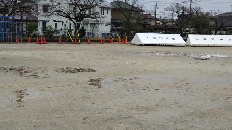 ぬかるんでいるグラウンド