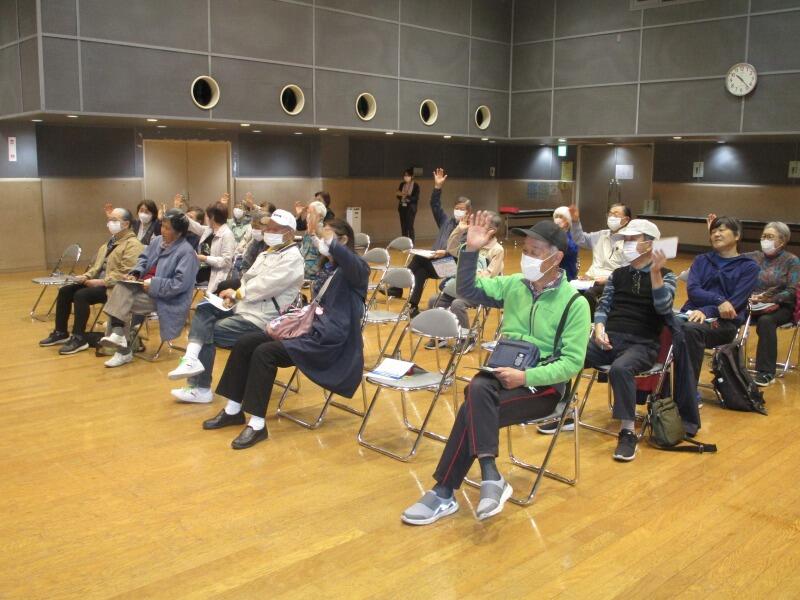 参加者が手を挙げる様子