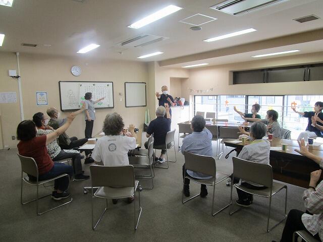 歌に合わせて手を動かしている様子