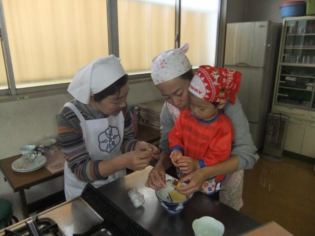 カステラを細かくしている様子