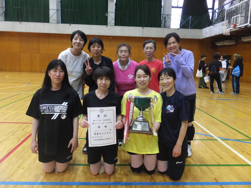 ９人制バレーボール優勝チーム　グリーンパークの皆さん