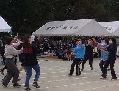 たすけあい競争　同じ番号札を持っている人を探しています