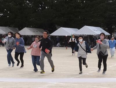 たすけあい競争　番号札がそろったら手をつないでゴール