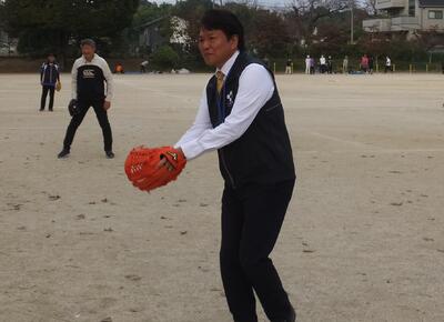 岩谷市長による始球式　「がんばれー」