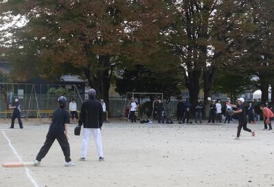 「秋のグラウンドでソフトボール。さわやかです。」