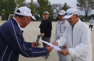 賞状授与「Aブロック優勝 栄町一丁目A」