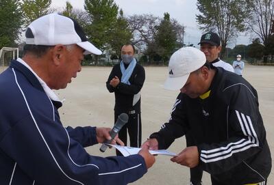 賞状授与「Bブロック優勝 内牧四区」