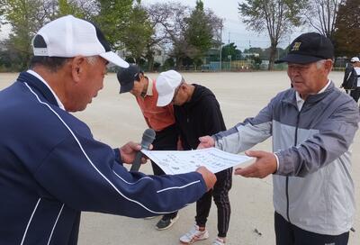 賞状授与「Cブロック優勝 出来ることからやろう会」