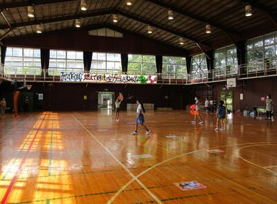 ジャンボかるたを探す様子