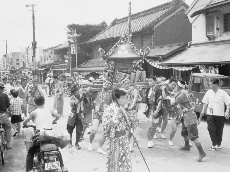 昭和37年（1962）三枚橋付近での夏祭り（郷土資料館所蔵）