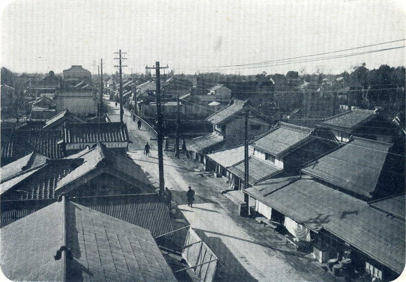 昭和10年（1935）新町より粕壁町を望む（『粕壁町誌』、郷土資料館所蔵）
