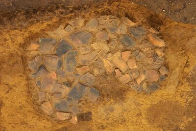 浅間下遺跡の土器の破片をしきつめた墓（埼玉県立さきたま史跡の博物館提供）