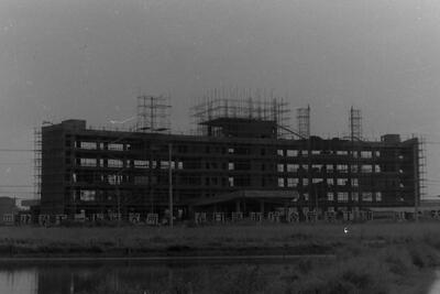 写真：昭和45年建設中の市役所