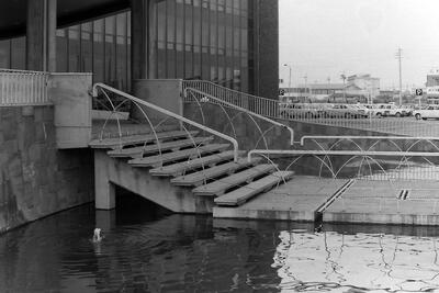 写真：昭和49年市役所玄関前の池