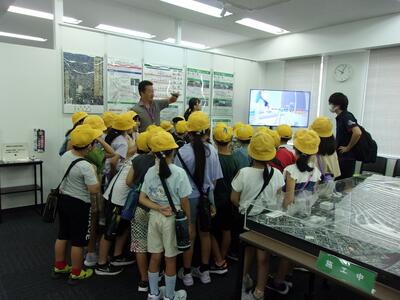 鉄道高架PR展示室見学風景