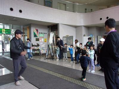 自然と飛距離の競い合いに！