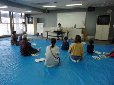 紙芝居の読み聞かせ風景