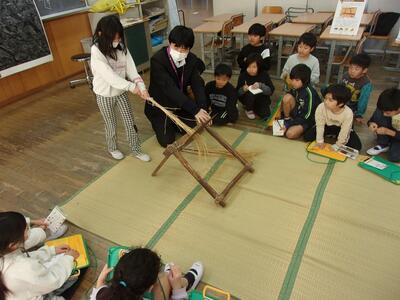 千歯扱きの様子