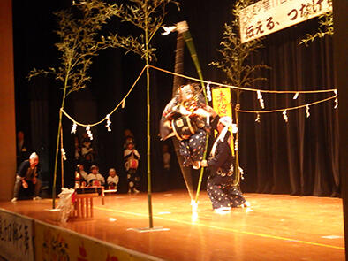 太夫獅子による弓くぐりの瞬間