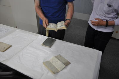 写真：古文書を手に取る参加者