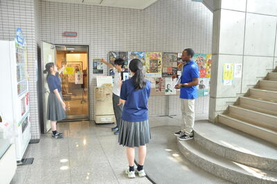 写真：資料館を紹介する中学生