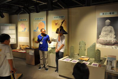 写真：兜をかぶる中学生