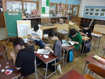 実習生も展示室の机に座って作業を行いました。