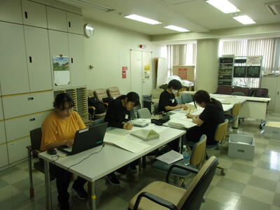 写真：資料整理の様子