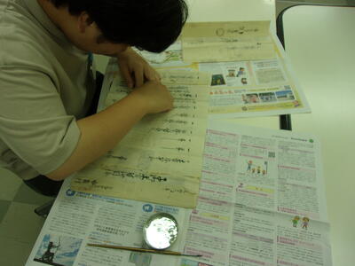 写真：糊接ぎの作業