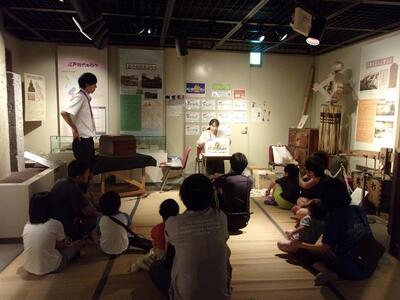 紙芝居読み聞かせ風景