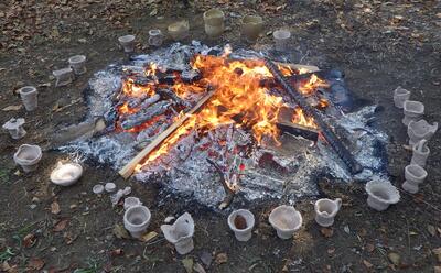 土器を立て温めている様子