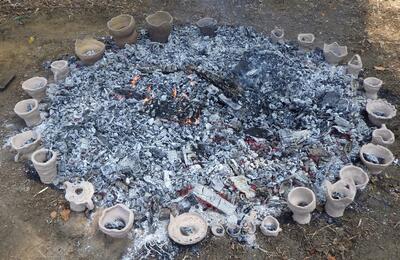 土器に炭を入れて温める様子