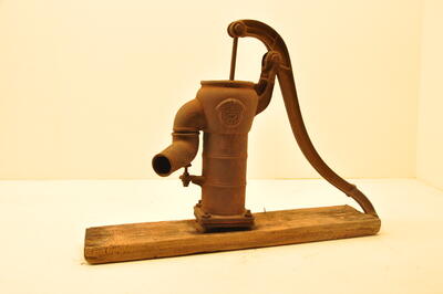 写真：井戸ポンプ