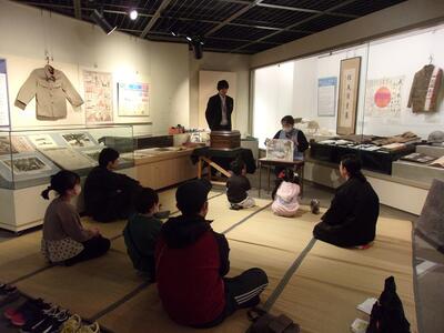 紙芝居の読み聞かせ風景