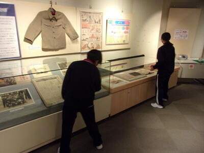 写真：ケースをふく中学生