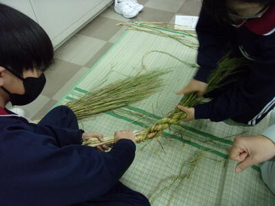 写真：しめ縄作り