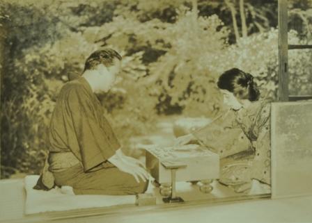 昭和７年（1932）　将棋を指す三上於菟吉と長谷川時雨
