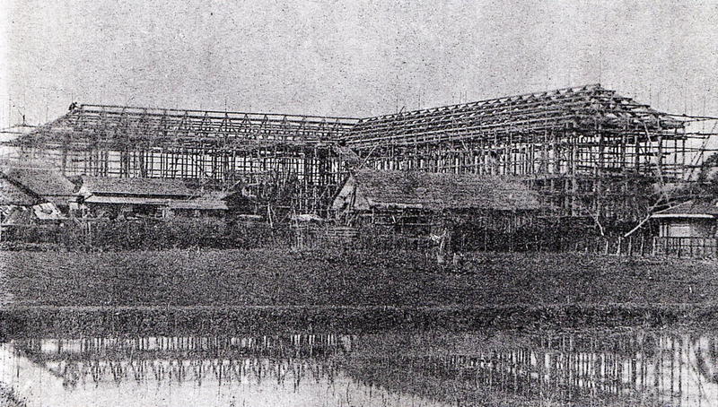 ▼明治37年　粕壁尋常小学校上棟式 