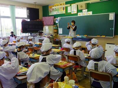 昭和時代の学校で授業の開始・終了・給食の時間を知らせるための鐘