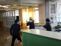 不審者を子供から遠ざける教員